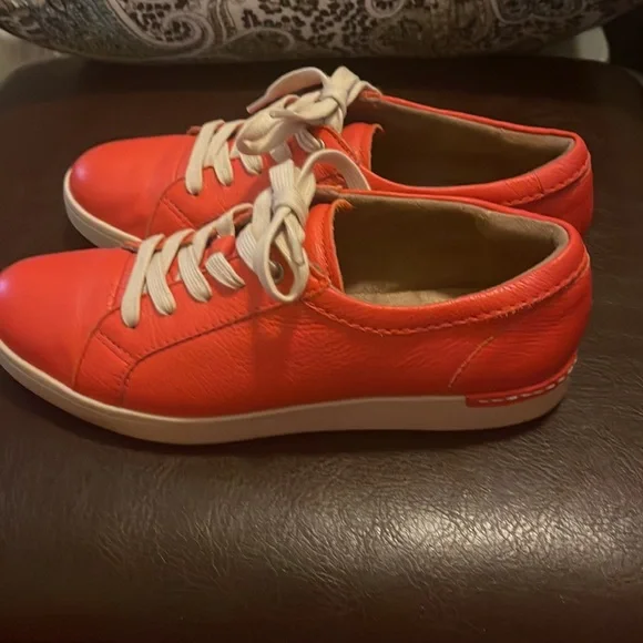 Clark’s women artisan sneaker in beautiful orange color. Pre owned great shape. - Picture 4 of 5